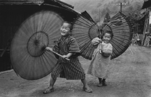 傘を回すこども 小河内村（1935年頃）©土門拳／土門拳記念館蔵