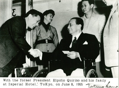 キリノ大統領と握手する莞蕾
