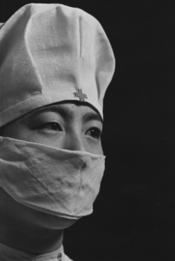 若い看護婦（1938年）©土門拳／土門拳記念館蔵